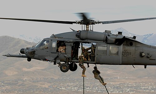 جنود من المجموعة التاسعة عشرة "الإنزال السريع بالحبال" من مروحية HH-60 بايف هوك التابعة لسلاح الجو في ميدان اختبار وتدريب يوتا في نوفمبر 2007، خلال تدريبات دمج البحث والإنقاذ القتالي.