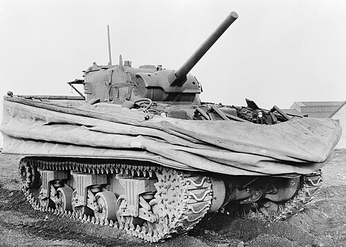 دبابة شيرمان دي دي (دوبلكس درايف) البرمائية موديل 1944 مزودة بشاشات عائمة منخفضة