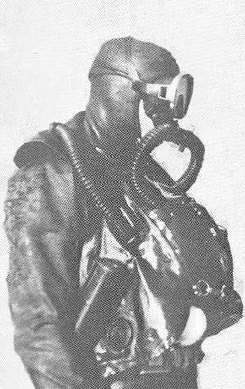 غواص فرنسي مزود بجهاز إعادة تنفس حلقي للصدر مع أنبوبي تنفس (طراز "Oxygers"، 1957).