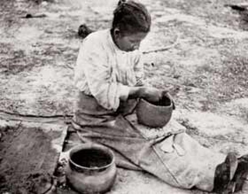 خزّاف من قبيلة كاتاوبا يصنع إناءً فخاريًا (أو "أولا")، 1908