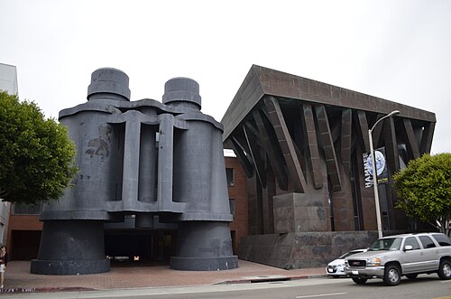 مبنى تشيات/داي (1991)، من تصميم فرانك جيري، في مدينة فينيسيا بولاية كاليفورنيا.