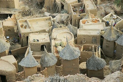 قرية دوغون في مالي، بجدران مبنية بطريقة الطين والقش، مهندس معماري مجهول، تاريخ غير معروف