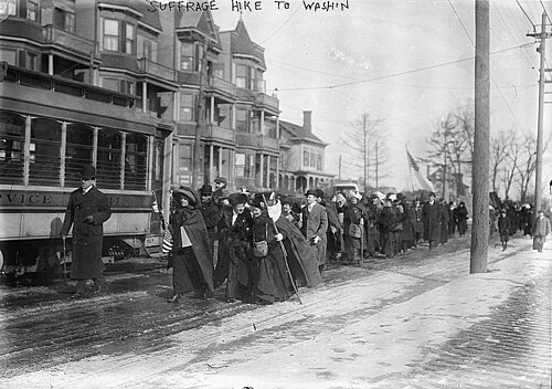 متطوعات للمطالبة بحق الاقتراع في نيوارك، نيو جيرسي، عام 1913