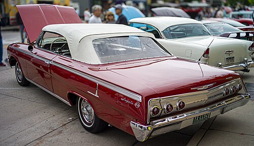 سيارة إمبالا إس إس المكشوفة موديل 1962 بلون عنابي هندوراسي