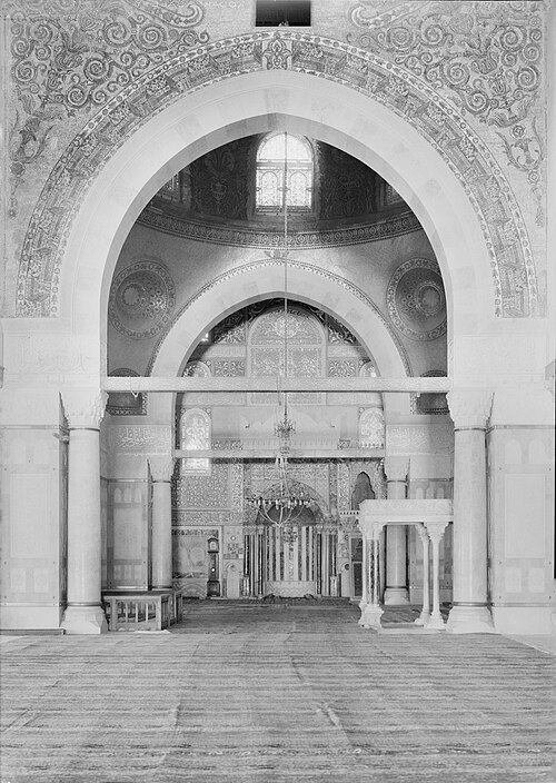 منظر داخلي للمسجد يظهر المحراب، ويشير إلى القبلة (1943)