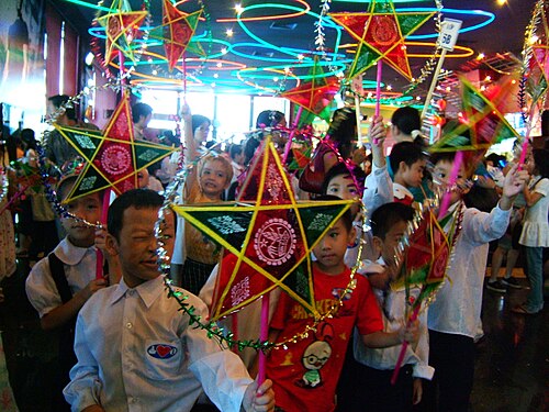 فوانيس على شكل نجمة من tết Trung Thu.