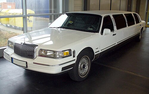 سيارة ليموزين طويلة من طراز 1995-1997 (حوالي 120)