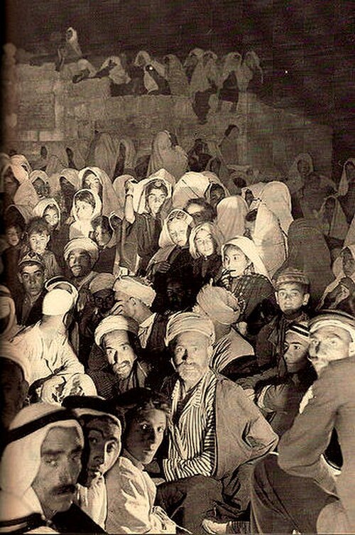 قرويون في هالهول في عرض سينمائي في الهواء الطلق حوالي عام 1940