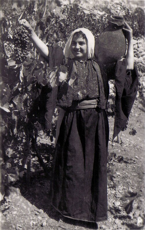 امرأة فلسطينية من الخليل ترتدي الزي الفلسطيني التقليدي عام 1947