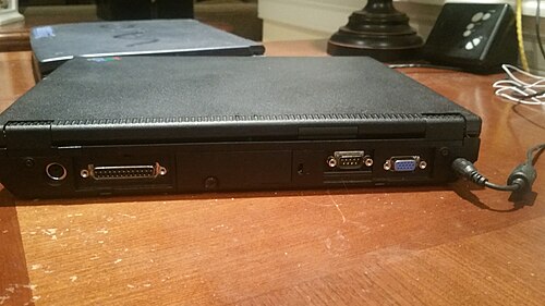 منظر خلفي لجهاز IBM ThinkPad 390، يظهر فيه فأرة PS/2، وطابعة DB25f، ومنفذ التسلسل DE9m، ومنفذ DE15f، ومنفذ VGA، ومنافذ الشحن.