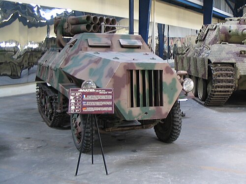 قاذفة الصواريخ الألمانية نصف المجنزرة Panzerwerfer المستخدمة في الحرب العالمية الثانية