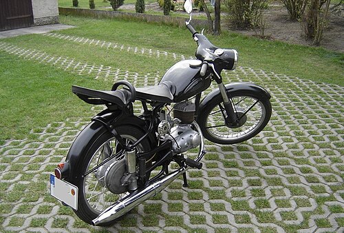 دراجة نارية من طراز MZ 125/3 موديل 1961، صُنعت في مدينة تشوباو، ألمانيا الشرقية.