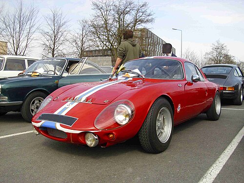 سيارة رينيه بونيه دجيت موديل 1962 هي أول سيارة إنتاجية في العالم بمحرك وسطي خلفي.