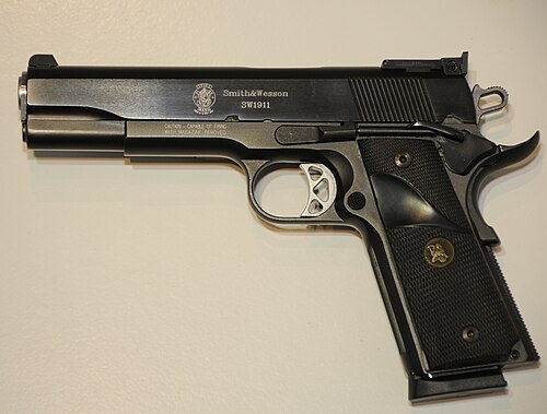 نسخة أساسية من مسدس سميث آند ويسون SW1911 مزودة بمقابض باتشماير التي يقوم المستخدم بتركيبها.