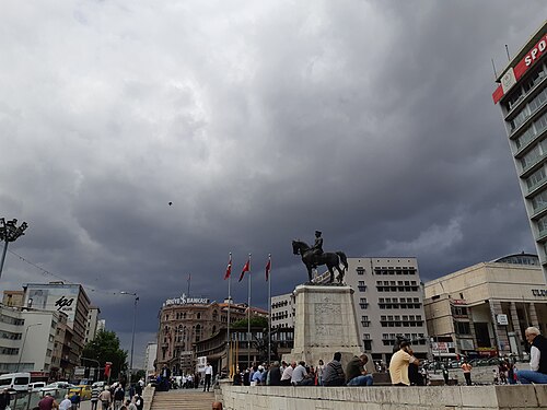 ساحة أولوس ومبنى Türkiye IS Bankası في عام 2019