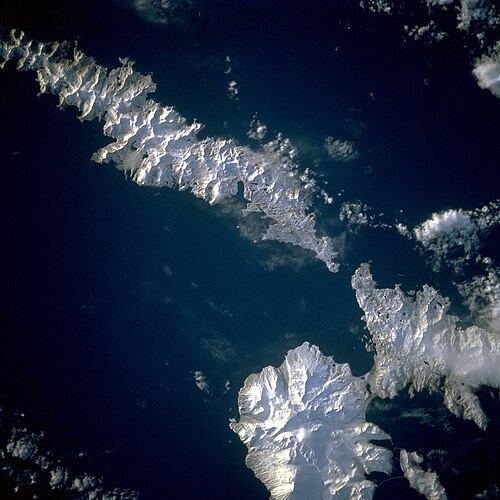 صورة للجزر التقطها طاقم مهمة STS-56. تظهر جزيرة أمليا في أعلى يسار الصورة، بينما يظهر النصف الشرقي من جزيرة أتكا في اليمين. يشير اتجاه الشمال إلى أسفل اليسار في هذه الصورة.
