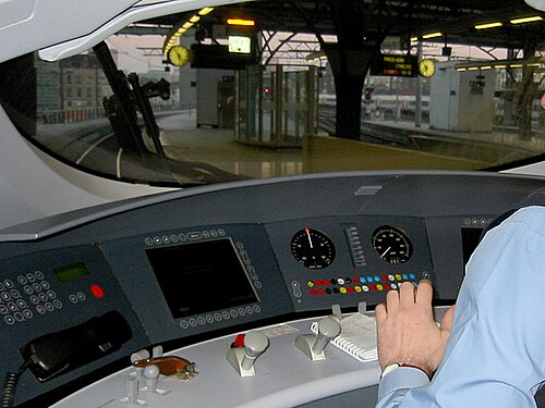 واجهة مستخدم حديثة في مقصورة قيادة قطار سريع ألماني من طراز Intercity-Express
