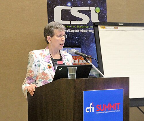 هارييت هول، متحدثة متكررة في مؤتمر CSICon، في تاكوما عام 2013