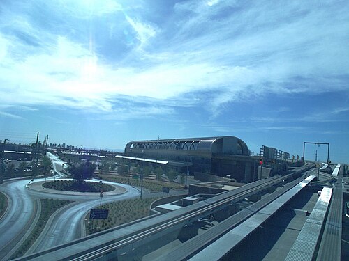 منظر للمحطة الرئيسية لقطار PHX Sky Train من قطار قادم.