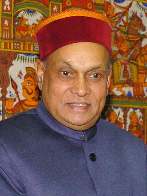 بريم كومار دومال يرتدي قبعة هيماشالي.