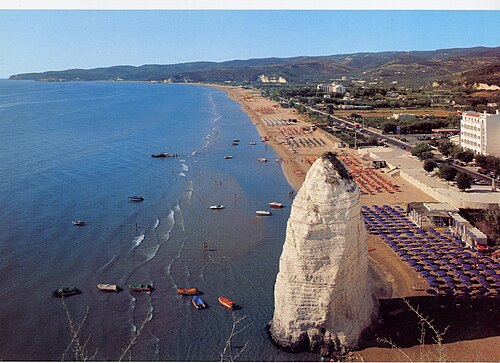 صخرة بيزومونو البحرية التي تقف في الطرف الشمالي من شاطئ القلعة (Spiaggia del Castello).