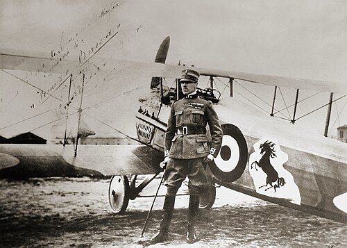 فرانشيسكو باراكا وطائرته SPAD S.VII، مع شعار الحصان الجامح الذي ألهم شعار فيراري