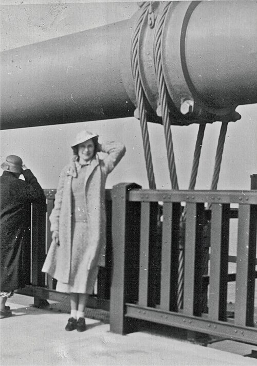 أحد المارة يقف عند السور القديم في يوم الافتتاح، عام 1937.