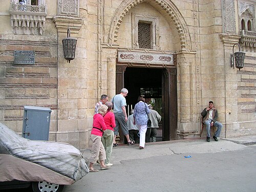 واجهة الشارع وأبواب المدخل