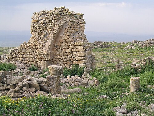 بعض الآثار الموجودة في الهضبة