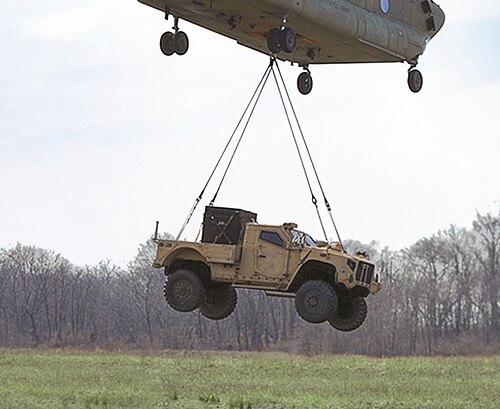 مركبة أوشكوش L-ATV بتكوين M1279 JLTV Utility تخضع لتجارب النقل الجوي