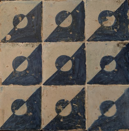 تفاصيل بلاطة أرضية. متحف مانيسيس للخزف، إسبانيا