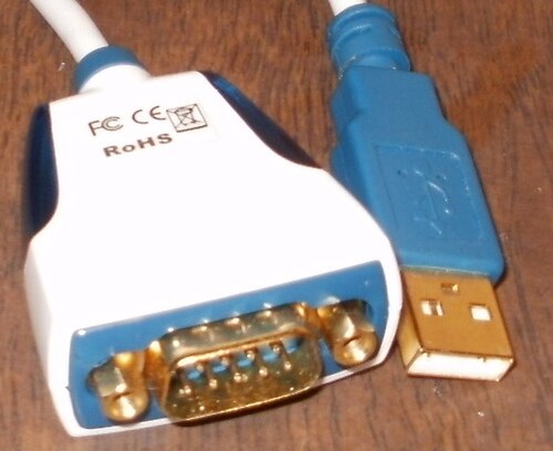محول من USB إلى منفذ تسلسلي متوافق مع RS-232 - أكثر من مجرد انتقال مادي، فهو يتطلب برنامج تشغيل في برنامج النظام المضيف ومعالج مدمج لمحاكاة وظائف أجهزة المنفذ التسلسلي المتوافقة مع IBM XT.
