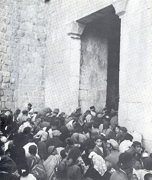 سكان يهود من القدس يفرون خلال معركة البلدة القديمة