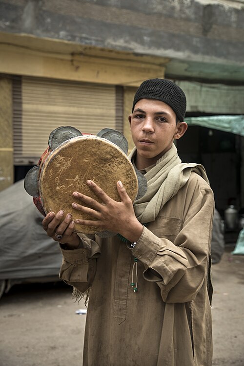 مراهق مصري يعزف على الرق