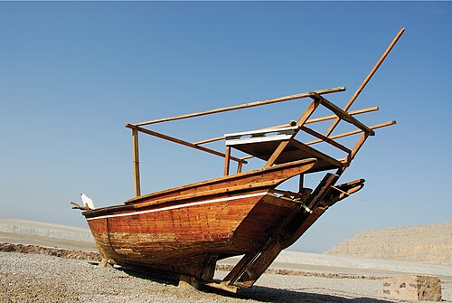 مركب شراعي في صحراء قطر