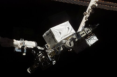 يتم تركيب وحدة ESP-3 بواسطة ذراع Canadarm2.