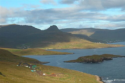 إطلالة على خليج Tjaldavík وØravík وTrongisvágur. يمكن رؤية جزء من Øravík أسفل جبل Oyrnafjall مباشرة.