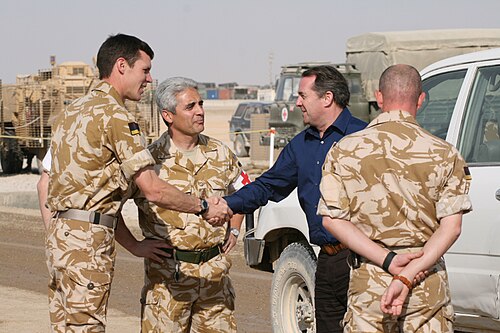 جنود بريطانيون يرتدون الزي القتالي الصحراوي رقم 5 ذو اللونين في عام 2007.