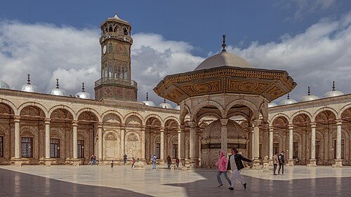 يظهر في الصورة صحن المسجد، مع النافورة (في وسط اليمين) وبرج الساعة (في وسط اليسار).