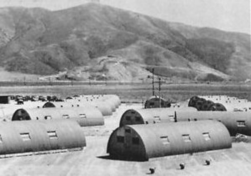 أكواخ كونسيت في بوينت موجو، كاليفورنيا عام 1946 (قمة لاجونا في الخلفية)