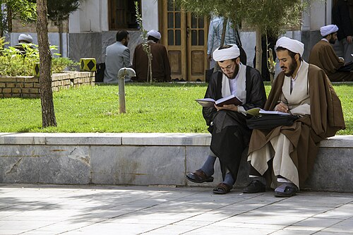 طالبان في مدرسة فايزية بمدينة قم يتناظران