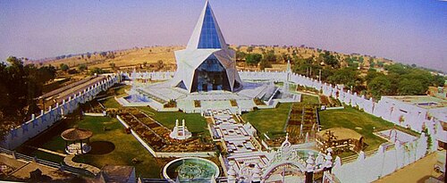 نصب النجمة (سامادي ستال من بادي مهراج جي) في رادها سوامي ساتسانغ دينود الأشرم.