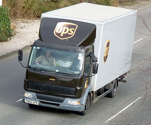 شاحنة UPS DAF LF ذات الكابينة الأمامية في بليموث، المملكة المتحدة