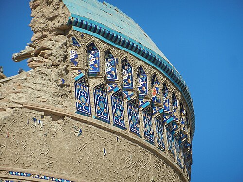 المقرنصات والزخارف على القبة الخارجية