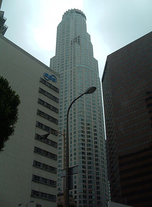 مع وجود مركز تحويل AT&T على اليسار وبرج CBRE على اليمين