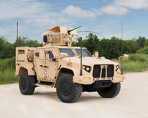 مركبة أوشكوش L-ATV في تكوين ناقلة المدفعية الثقيلة M1278 JLTV مع مجموعة حماية المدفعي الموضوعي (OGPK)