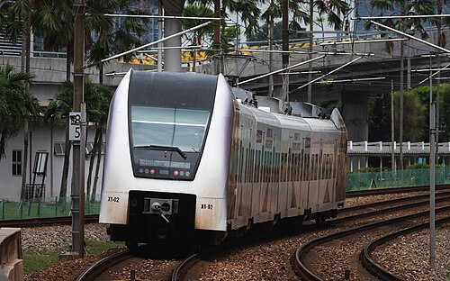 قطار KLIA Exspres Siemens ET425M EMU في محطة بندر تاسيك سيلاتان