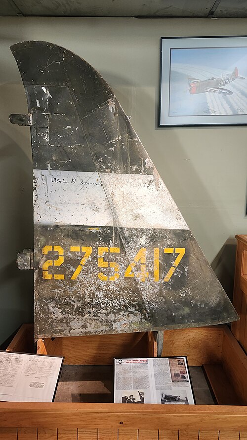 P-47D S/N: 42-75417 مثبت عمودي موقع من قبل الطيار الذي كان يقودها عندما تم إسقاطها، تشارلز سكروز.