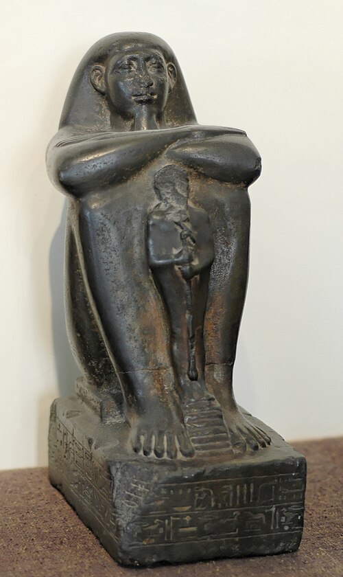 تمثال حجري لبا-عنخ-رع، ربان السفينة، يحمل تمثالًا للإله بتاح. العصر المتأخر، حوالي 650-633 قبل الميلاد، متحف الميداليات