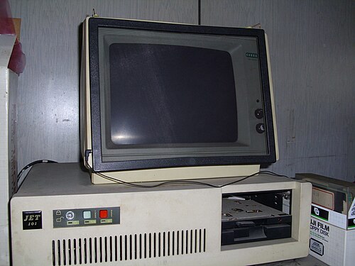 جهاز كمبيوتر شخصي من نوع IBM PC أبيض اللون من ثمانينيات القرن الماضي، متوافق مع فتحة محرك أقراص كاملة الارتفاع بحجم 5.25 بوصة تحتوي على محرك أقراص مرنة بحجم 5.25 بوصة بنصف الارتفاع